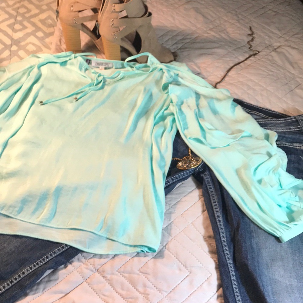 Beautiful Jennifer Lopez off the shoulder top!